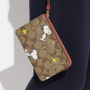 NWT Coach X Peanuts Corner Zip Wristlet Signature Canvas Snoopy Woodstock CF214